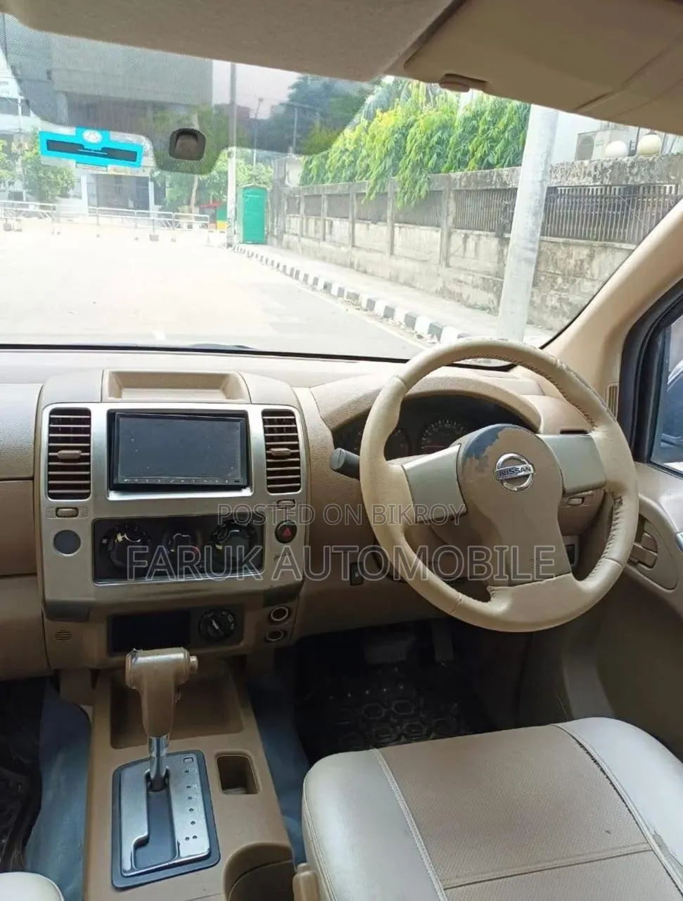 Nissan Navara 2.5 dCi 2010 Maroon