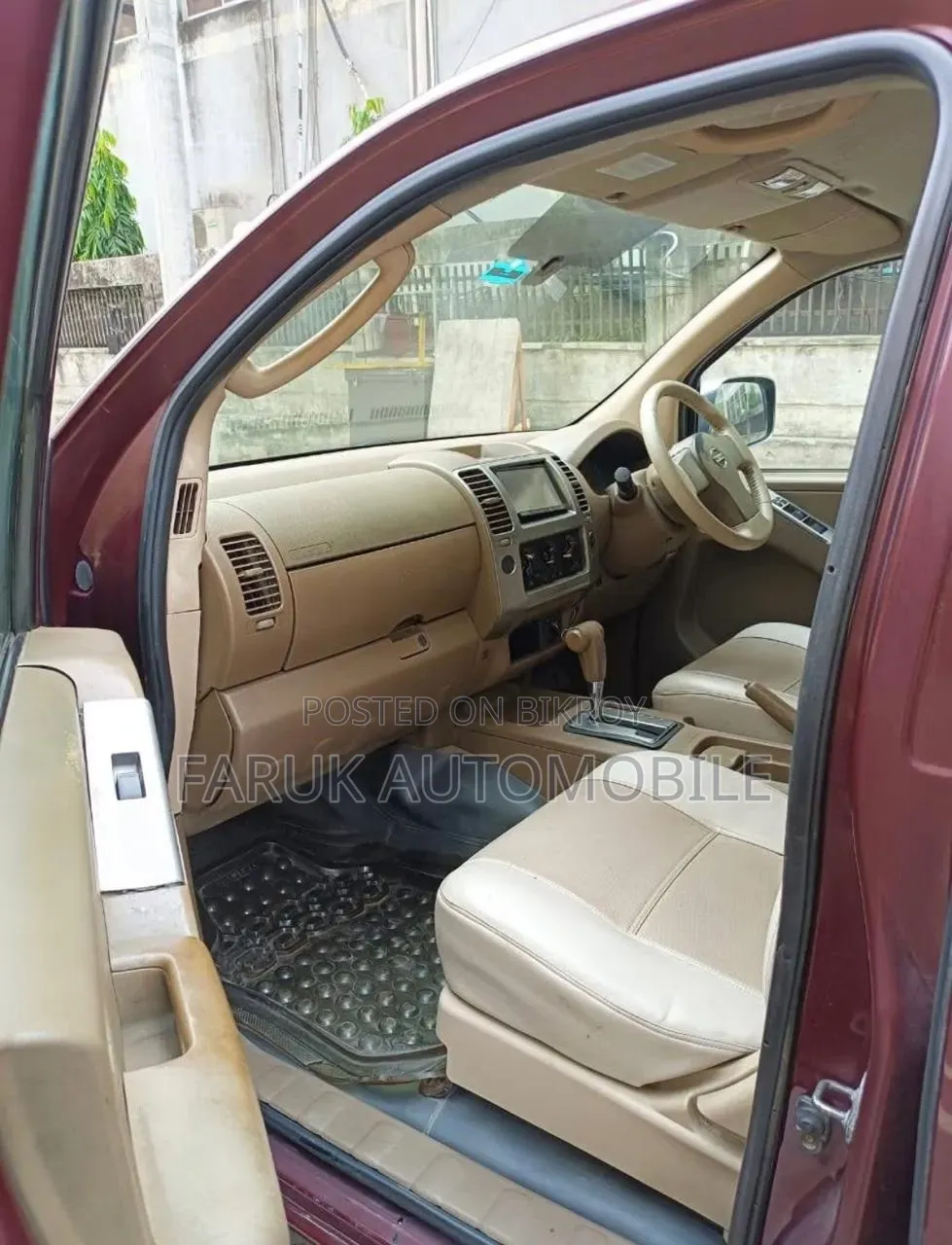 Nissan Navara 2.5 dCi 2010 Maroon