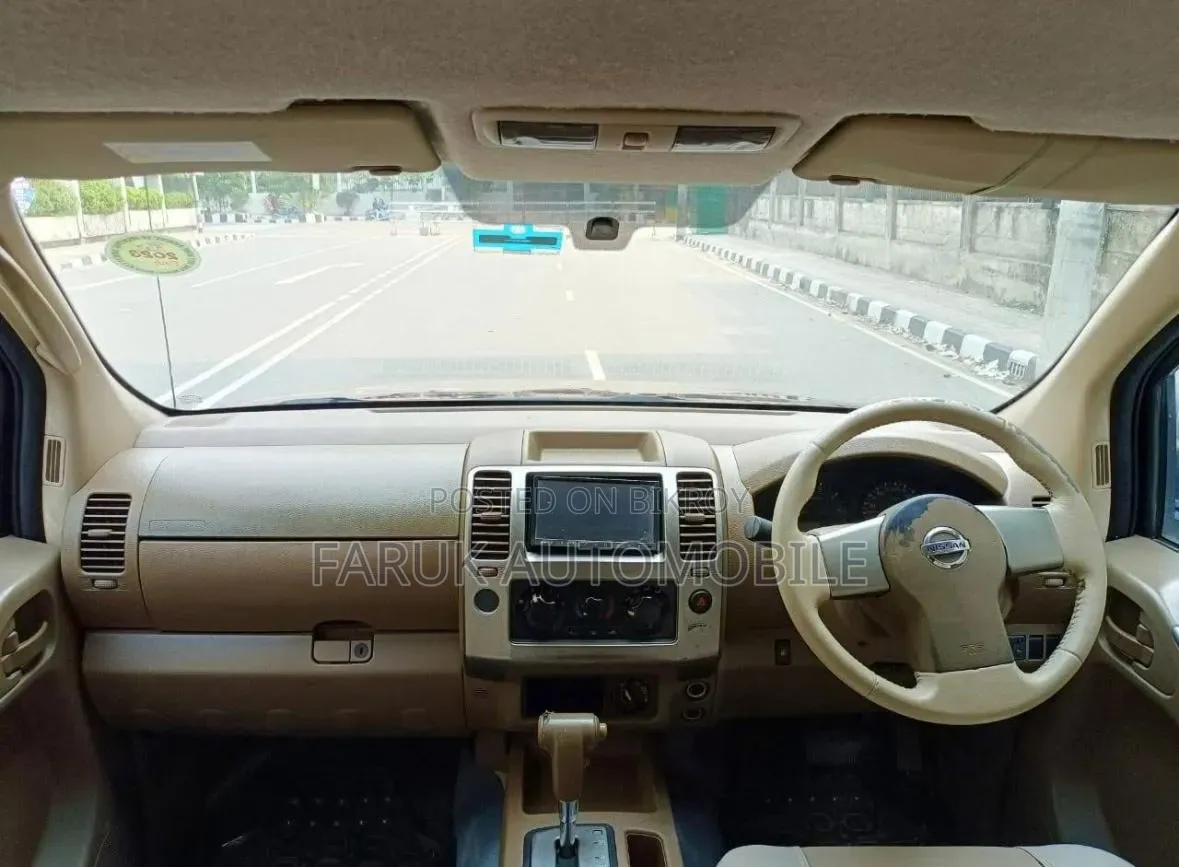 Nissan Navara 2.5 dCi 2010 Maroon