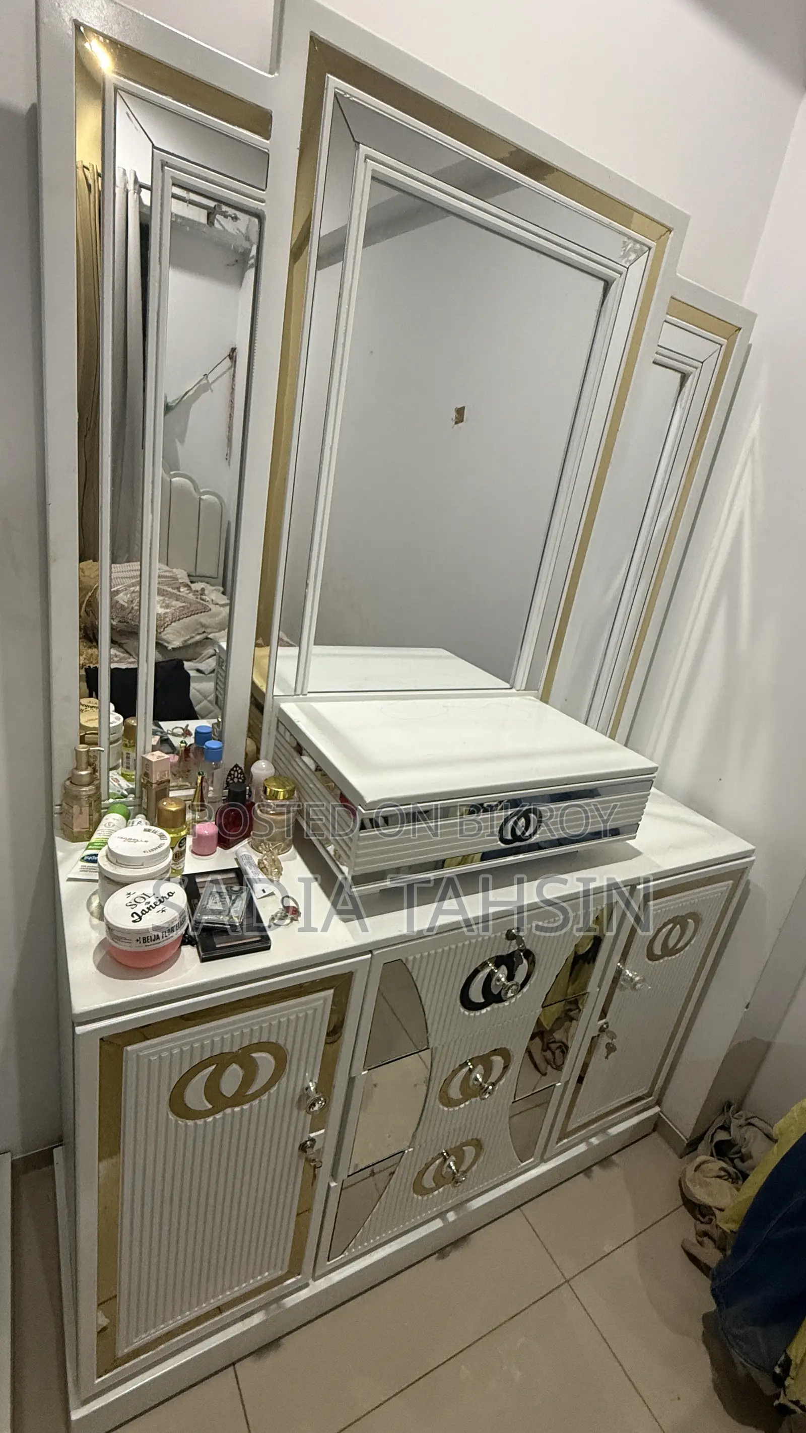Stylish Wooden Dressing Table for Sale