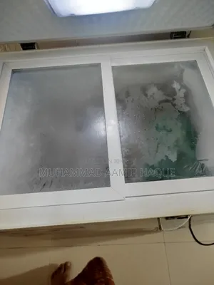 ১৩৮ লিটারের একটি Chest ফ্রিজ লাল রঙের