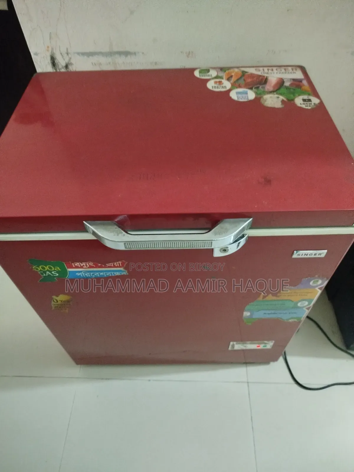 ১৩৮ লিটারের একটি Chest ফ্রিজ লাল রঙের