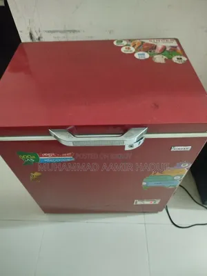 ১৩৮ লিটারের একটি Chest ফ্রিজ লাল রঙের