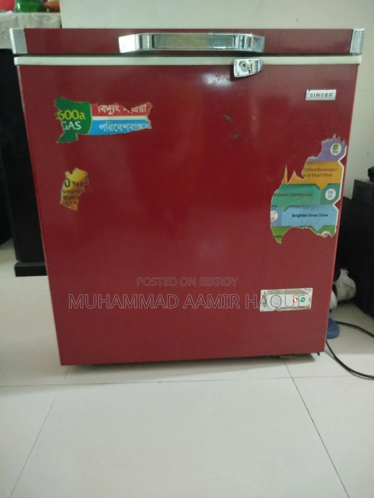 ১৩৮ লিটারের একটি Chest ফ্রিজ লাল রঙের