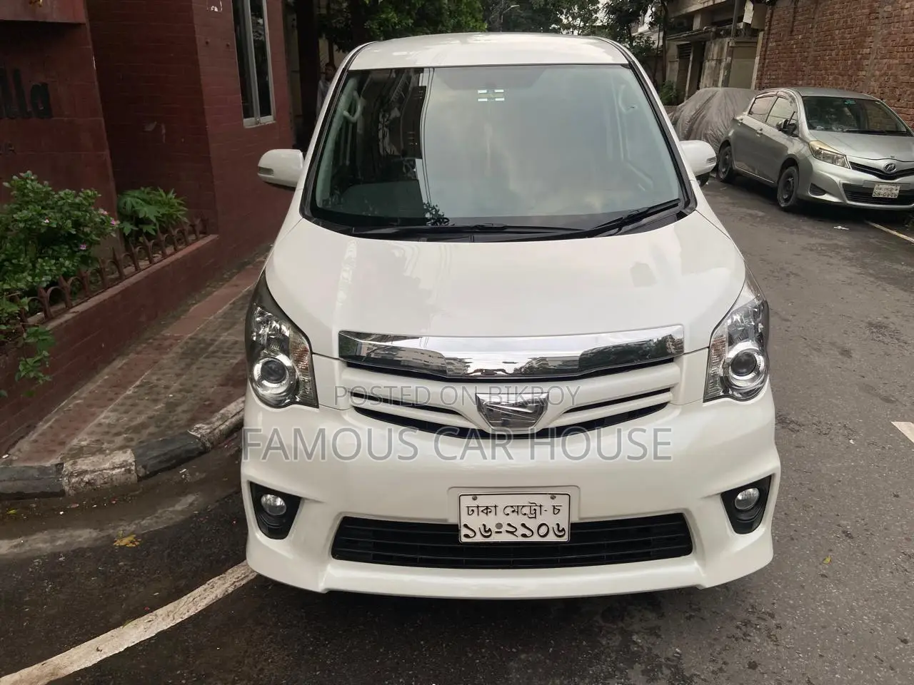 Toyota Noah 2.0 143hp AWD (7 Seater) 2012 Pearl