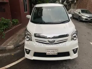 Toyota Noah 2.0 143hp AWD (7 Seater) 2012 Pearl