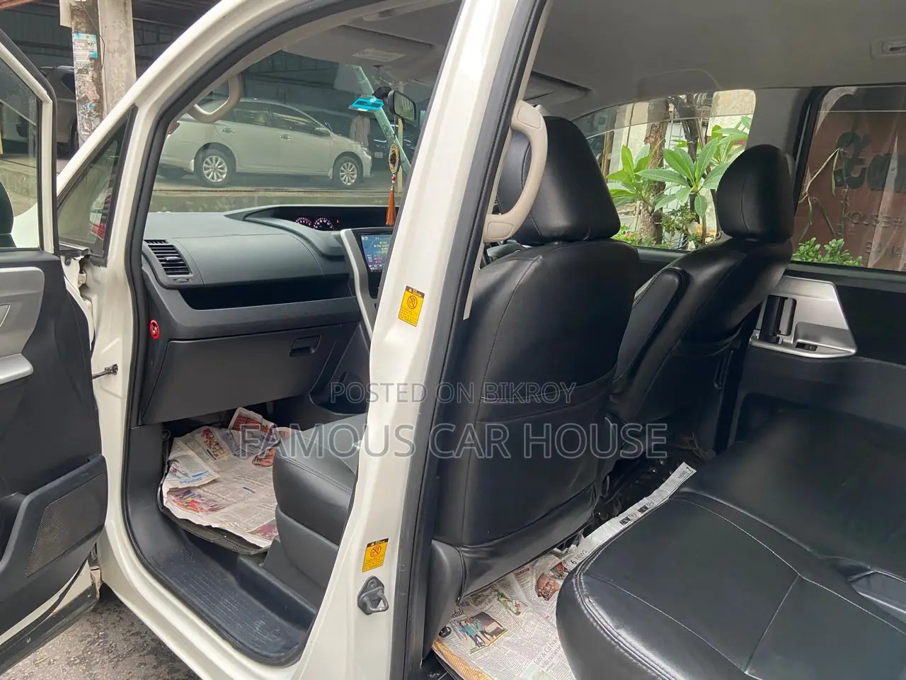 Toyota Noah 2.0 143hp AWD (7 Seater) 2012 Pearl
