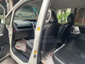 Toyota Noah 2.0 143hp AWD (7 Seater) 2012 Pearl