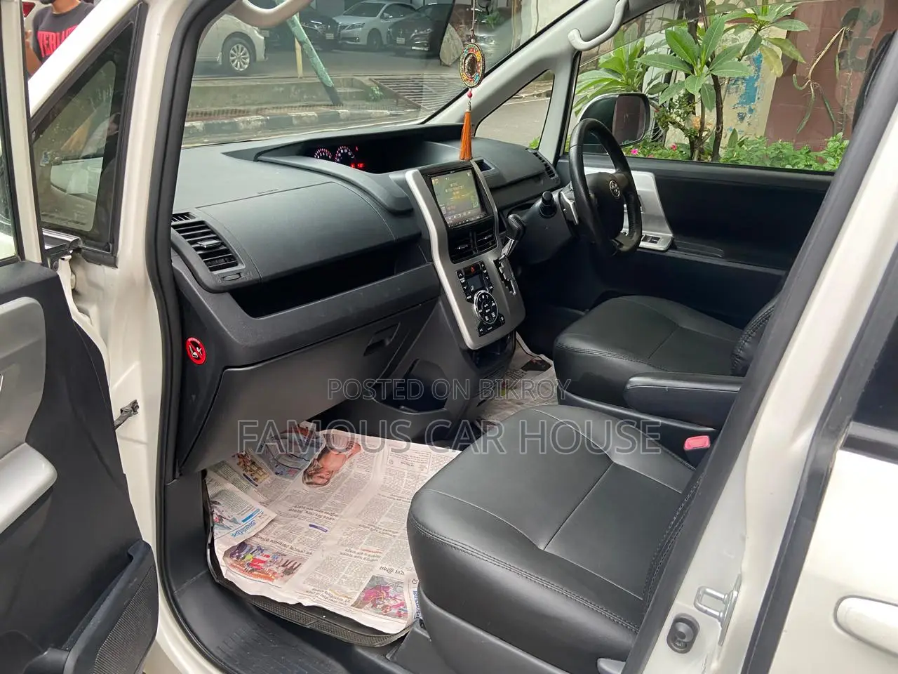 Toyota Noah 2.0 143hp AWD (7 Seater) 2012 Pearl