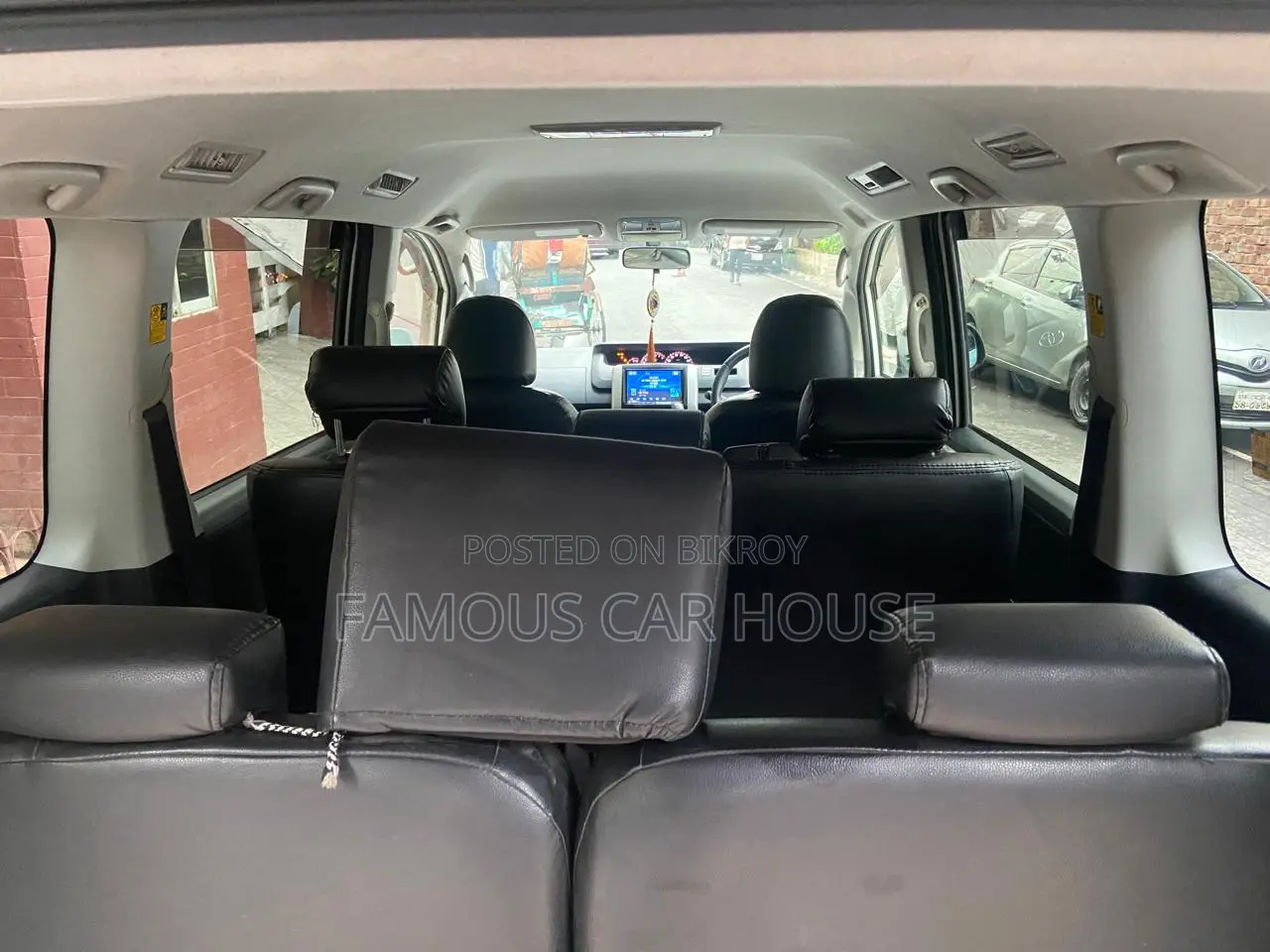 Toyota Noah 2.0 143hp AWD (7 Seater) 2012 Pearl