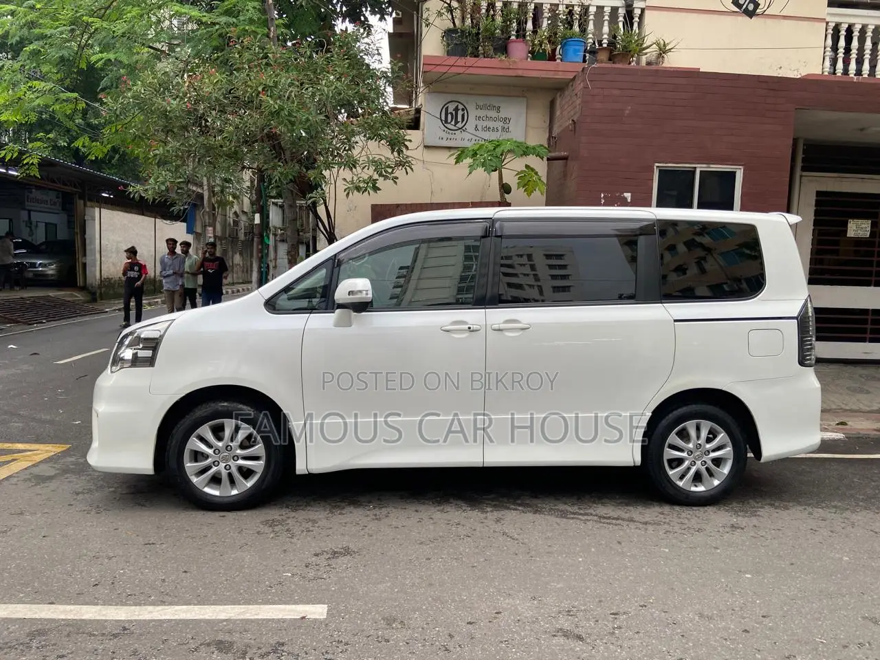 Toyota Noah 2.0 143hp AWD (7 Seater) 2012 Pearl