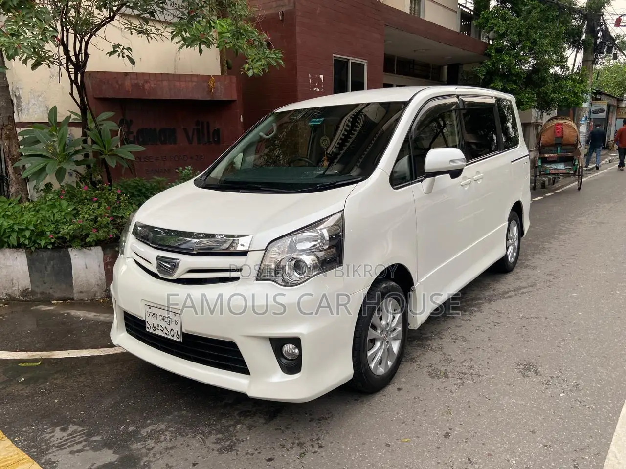 Toyota Noah 2.0 143hp AWD (7 Seater) 2012 Pearl
