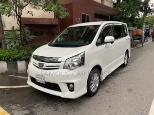 Toyota Noah 2.0 143hp AWD (7 Seater) 2012 Pearl