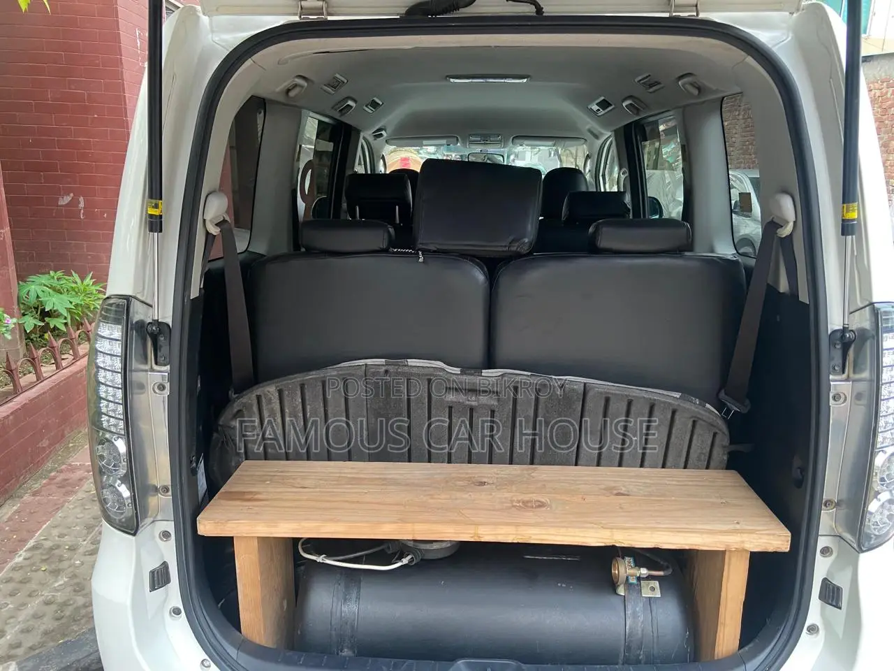 Toyota Noah 2.0 143hp AWD (7 Seater) 2012 Pearl