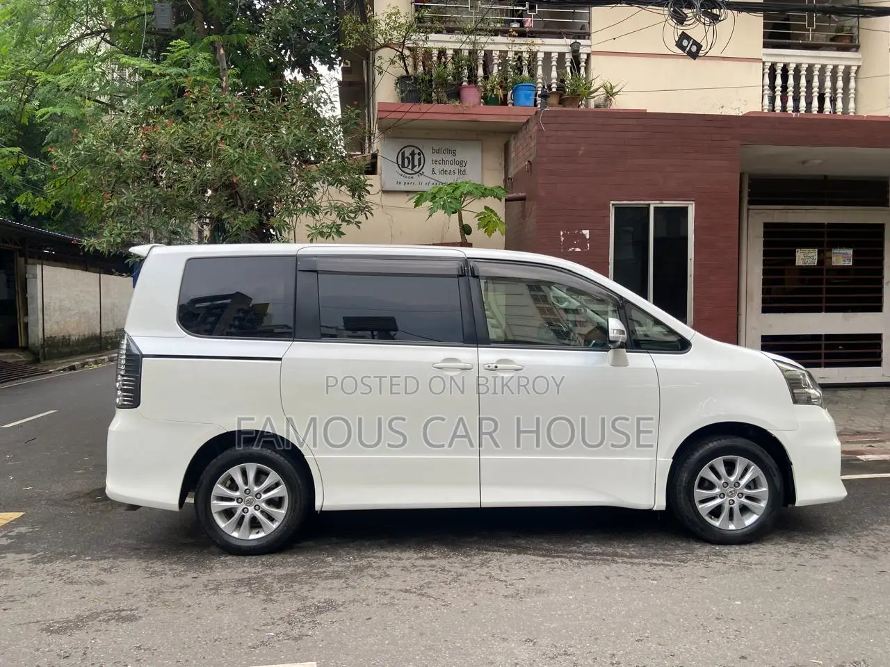 Toyota Noah 2.0 143hp AWD (7 Seater) 2012 Pearl