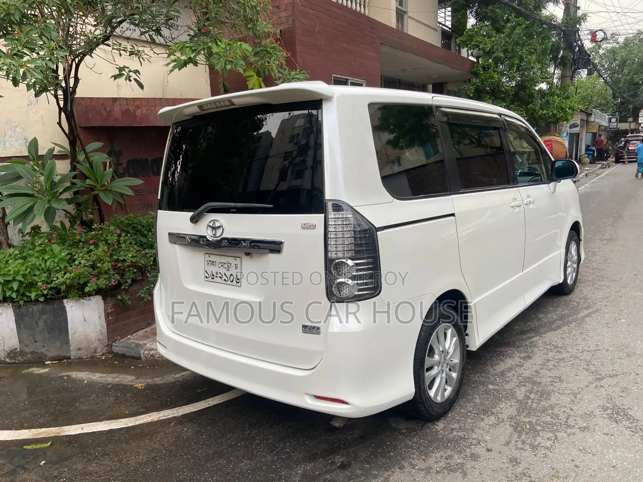 Toyota Noah 2.0 143hp AWD (7 Seater) 2012 Pearl