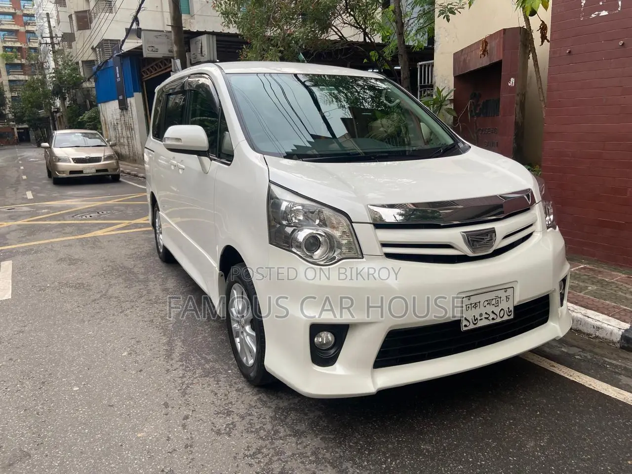 Toyota Noah 2.0 143hp AWD (7 Seater) 2012 Pearl