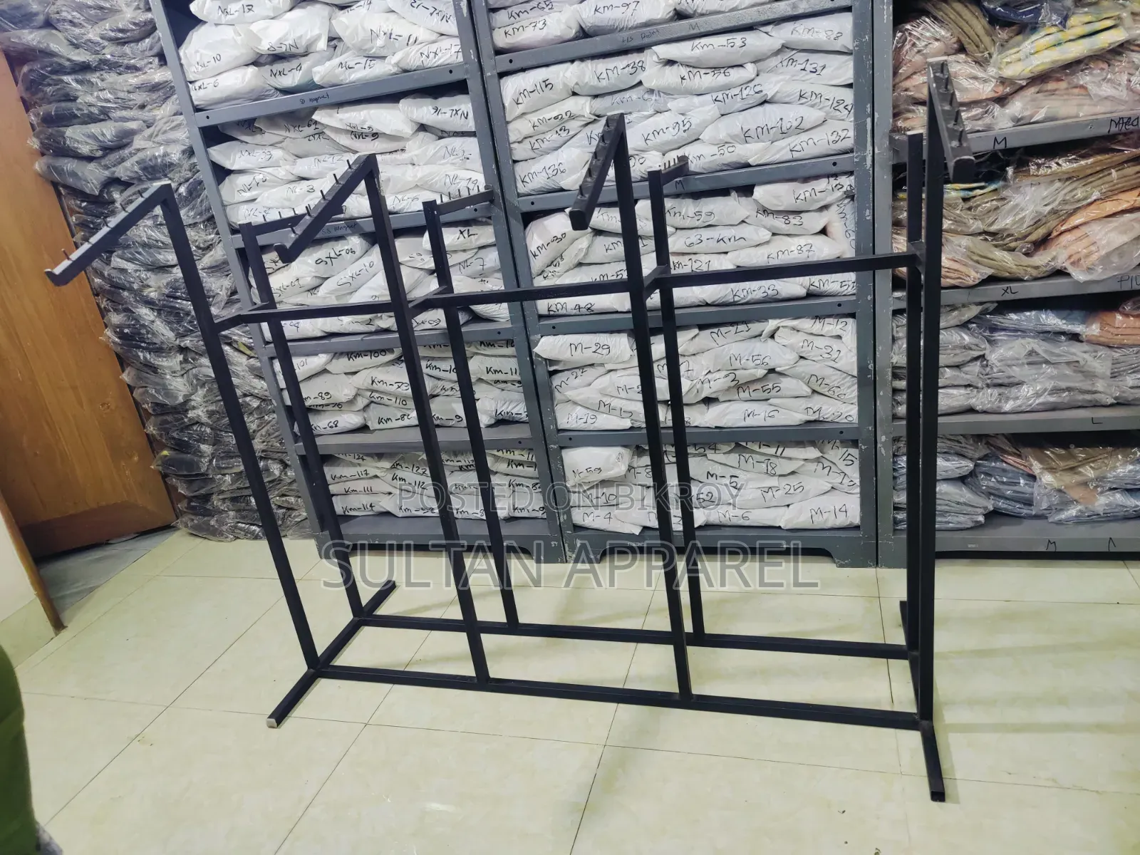 মজবুত মেটাল হ্যাঙ্গার/গার্মেন্টস স্ট্যান্ড