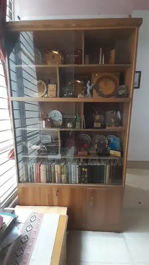 বই এবং পুরস্কার রাখার শোকেস