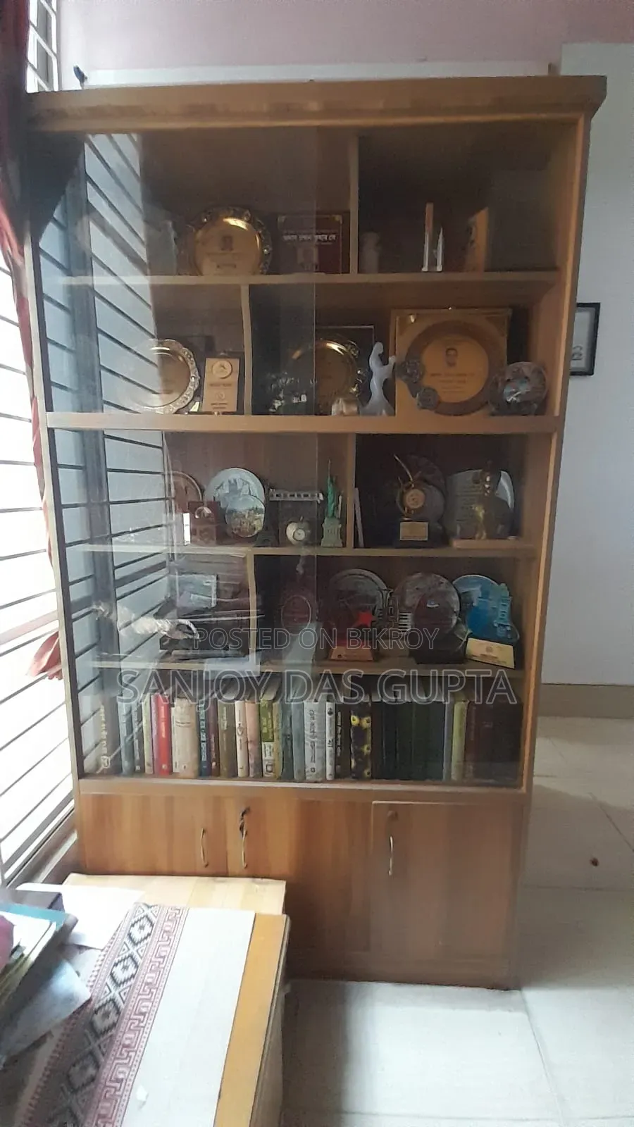 বই এবং পুরস্কার রাখার শোকেস