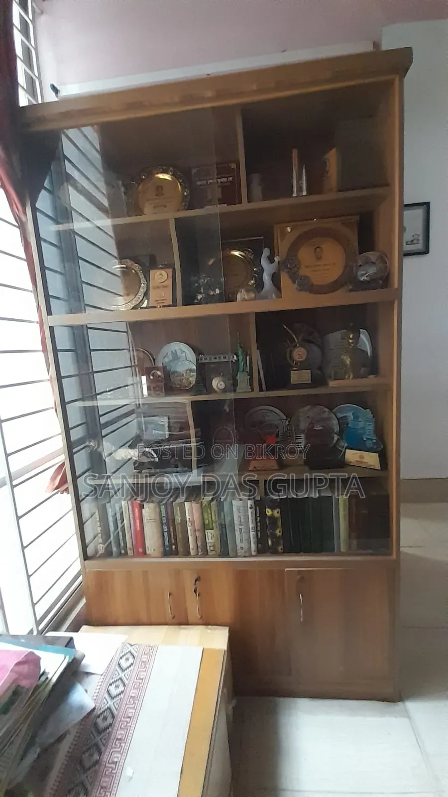 বই এবং পুরস্কার রাখার শোকেস
