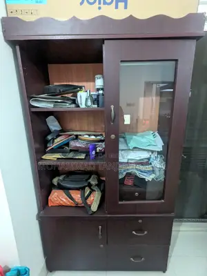 ১টি আলমারি