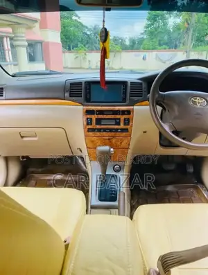 টয়োটা করোলা ২০০৫ সাদা