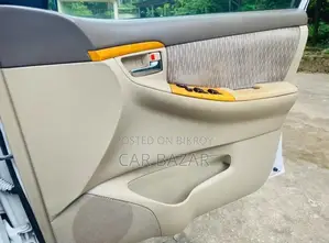 টয়োটা করোলা ২০০৫ সাদা