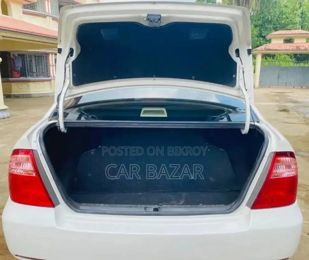 টয়োটা করোলা ২০০৫ সাদা