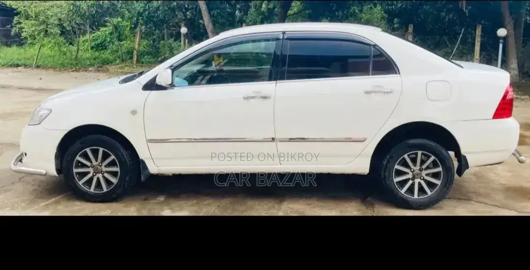 টয়োটা করোলা ২০০৫ সাদা