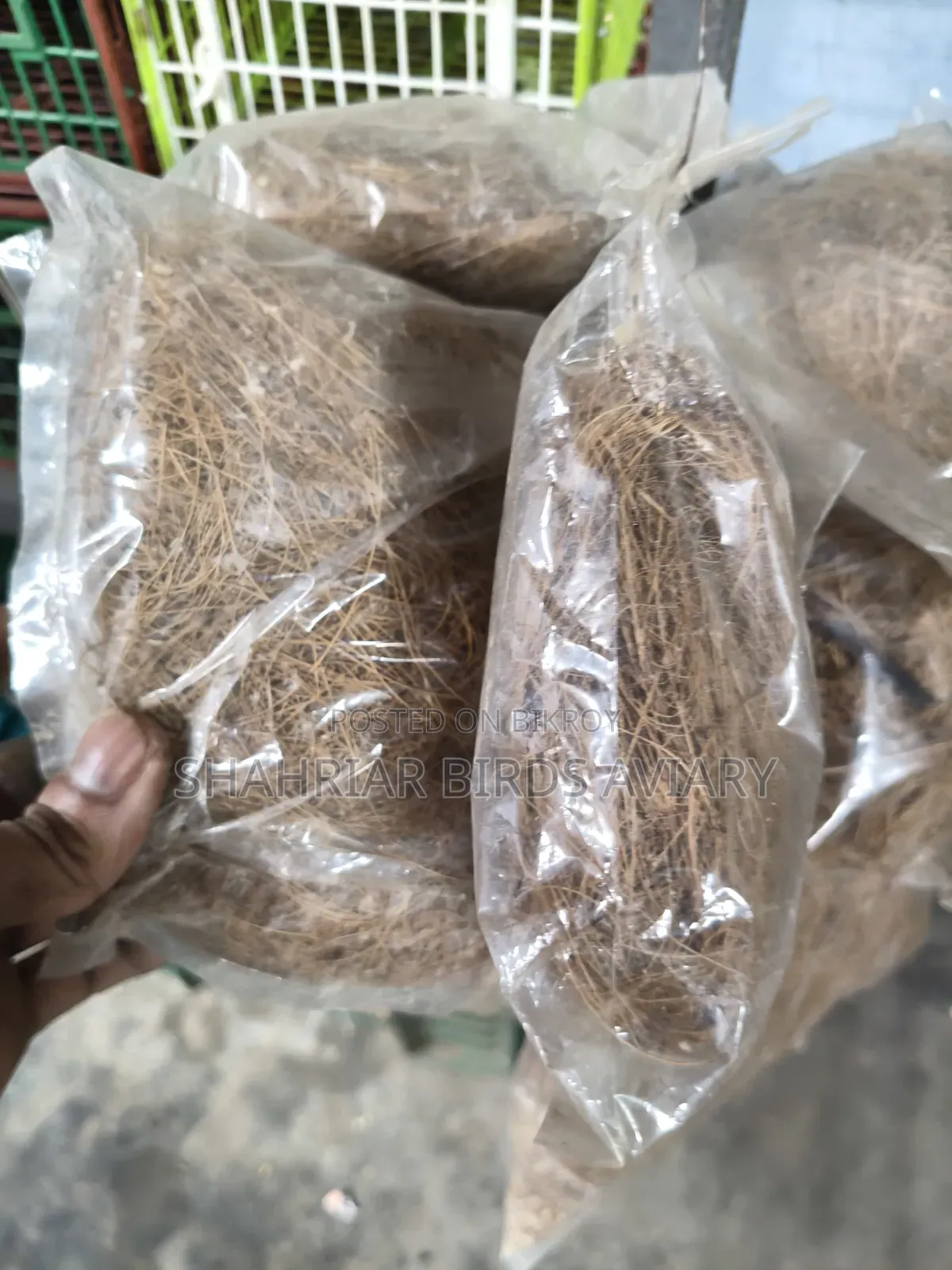 লাভবার্ড পাখির নেস্টিং মেটেরিয়াল