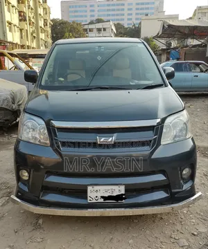 টয়োটা নোয়া ২.০ ফ্রন্ট হুইল ড্রাইভ (৮ সিটার) ২০০৫ ব্ল্যাক