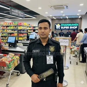 ধানমন্ডি সুপার শপে ভিআইপি গার্ড