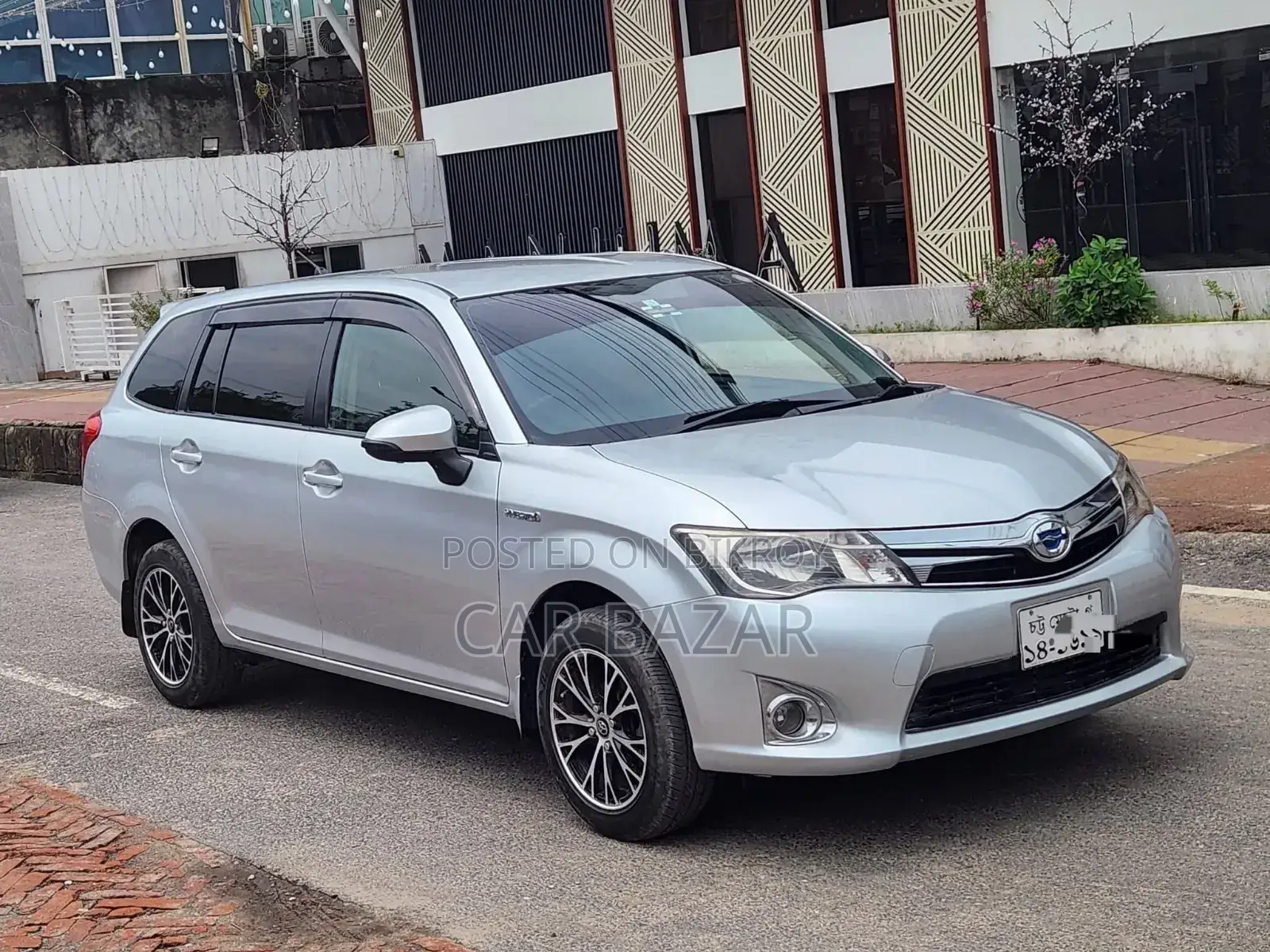 Toyota Corolla Fielder 1.5 Hybrid FWD 2015 Silver