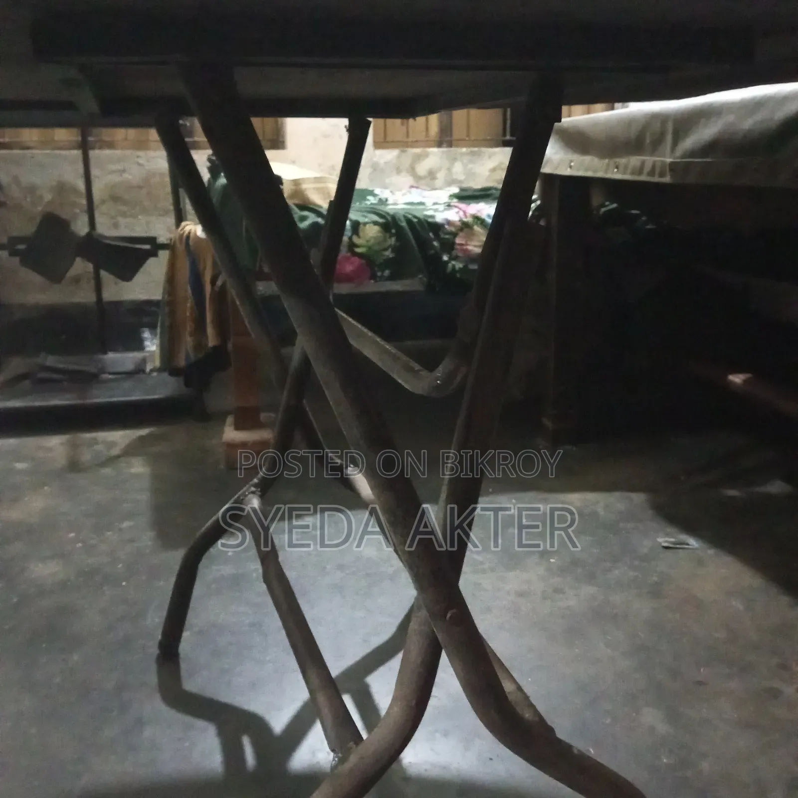 ছয় সিটের ডাইনিং টেবিল
