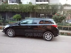 টয়োটা অউরিস ২০১৩ কালো