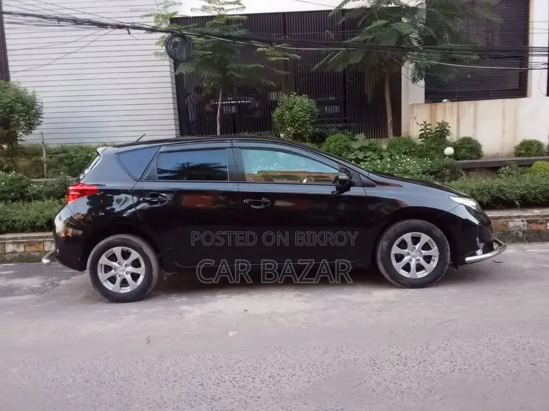 টয়োটা অউরিস ২০১৩ কালো