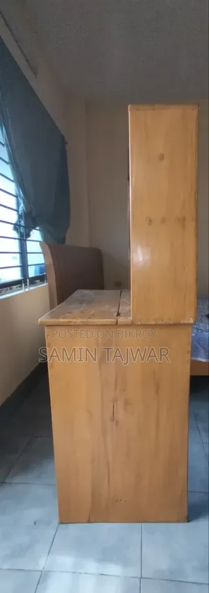 এতি একটা পড়ার টেবিল