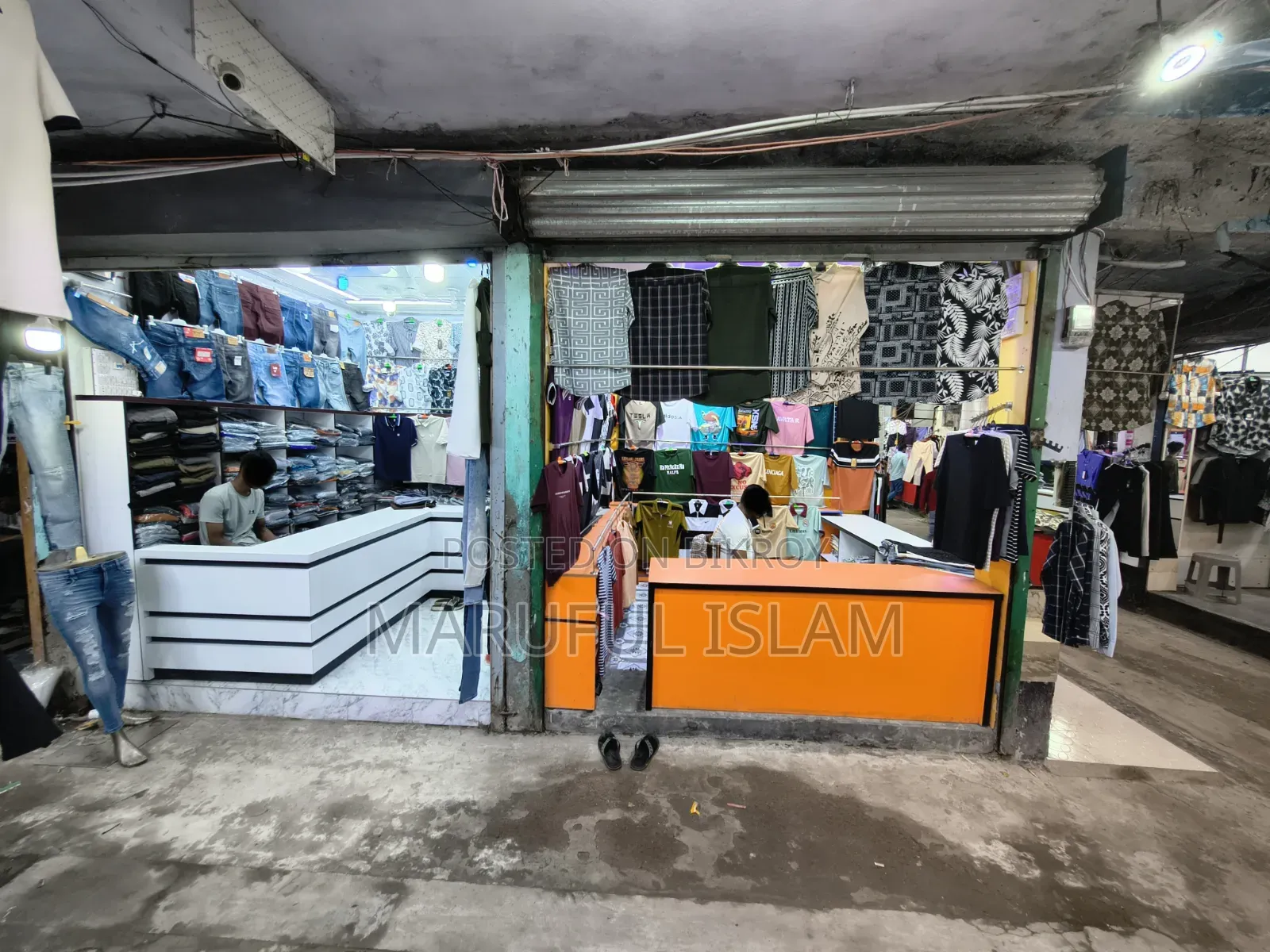 সম্পূর্ণ চালু অবস্থায় তৈরি পোশাকের দোকান বিক্রয় করা হইবে।