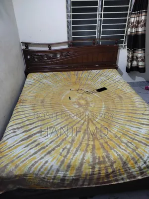 No issues. Selling because I have no space. 5ft by 6ft. Includes mattress.