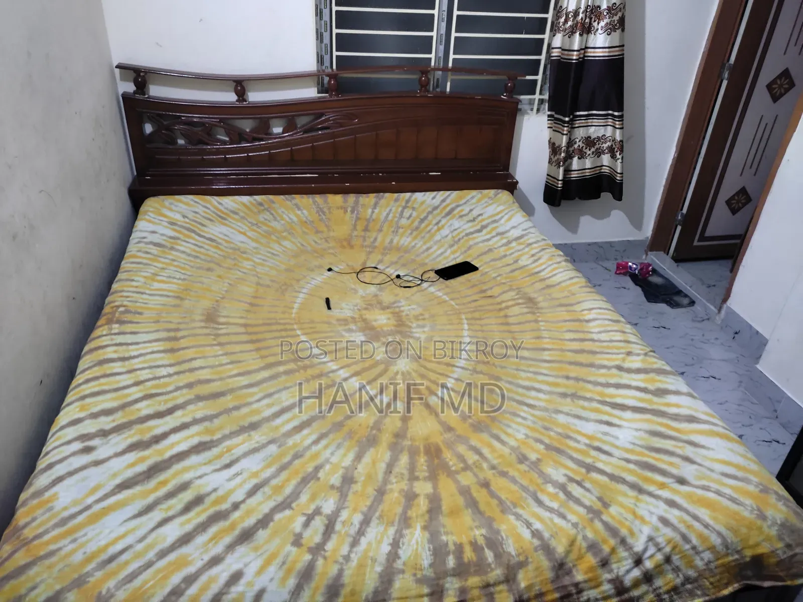 No issues. Selling because I have no space. 5ft by 6ft. Includes mattress.