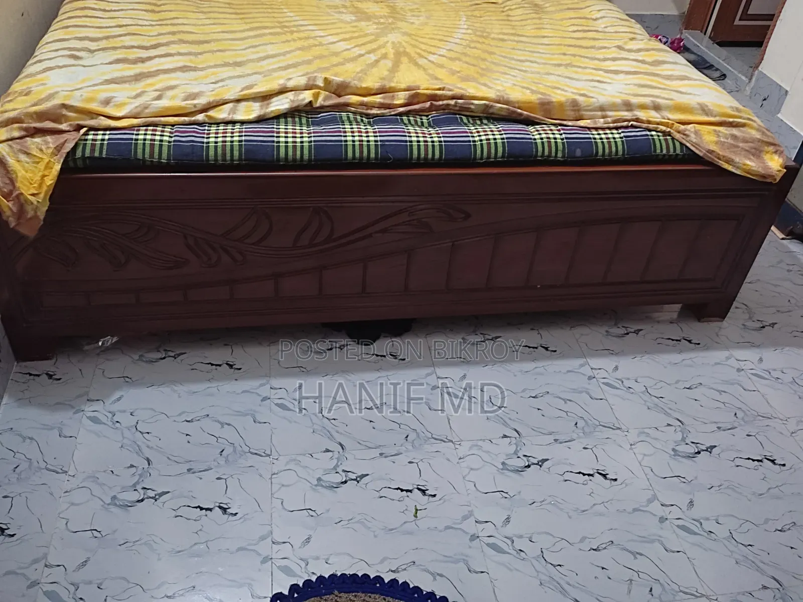 No issues. Selling because I have no space. 5ft by 6ft. Includes mattress.