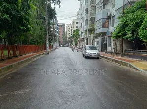 বনানী ব্লক ডি-তে কর্নার ৫.৭৫ কাঠা দক্ষিণমুখী জমি।