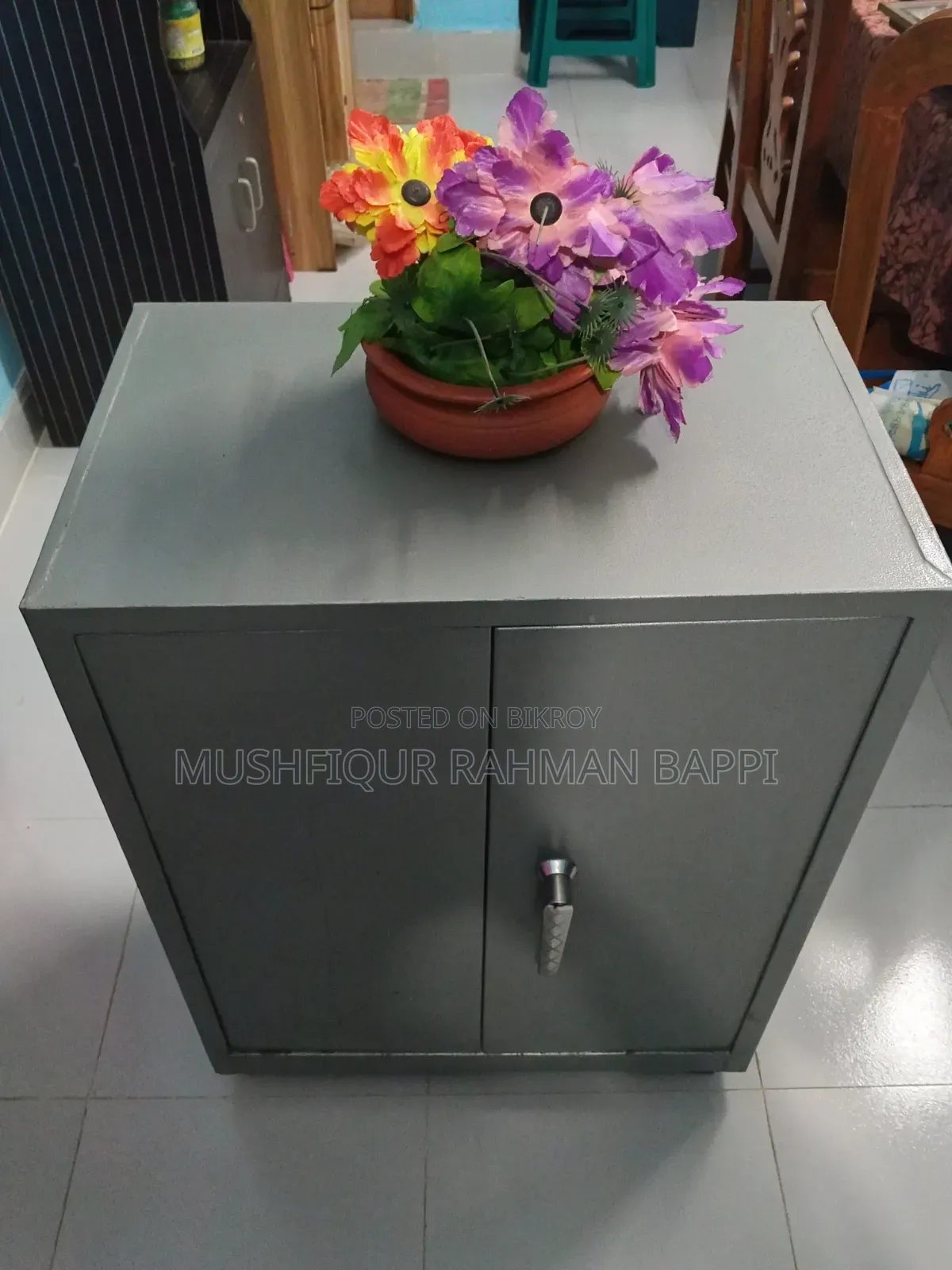 Shoe cabinet