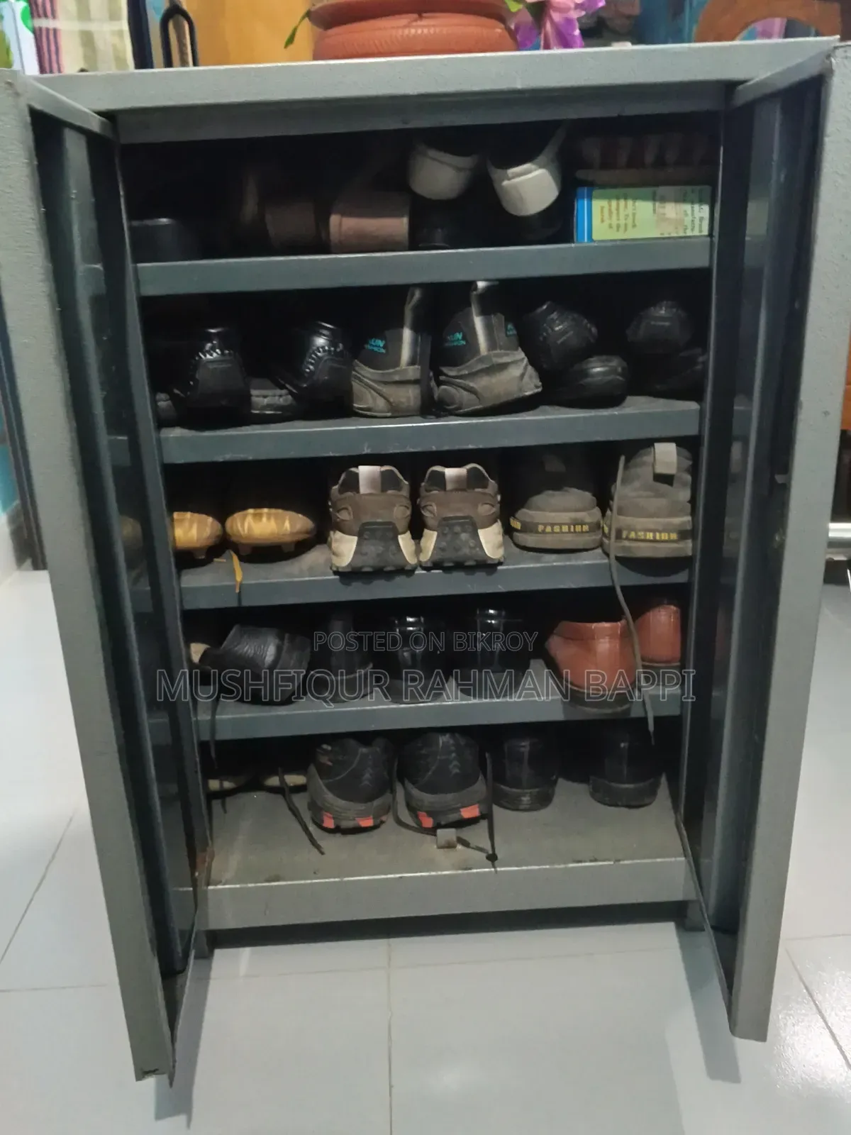 Shoe cabinet