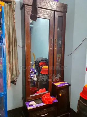 একটি ডেসিন টেবিল বিক্রি হবে