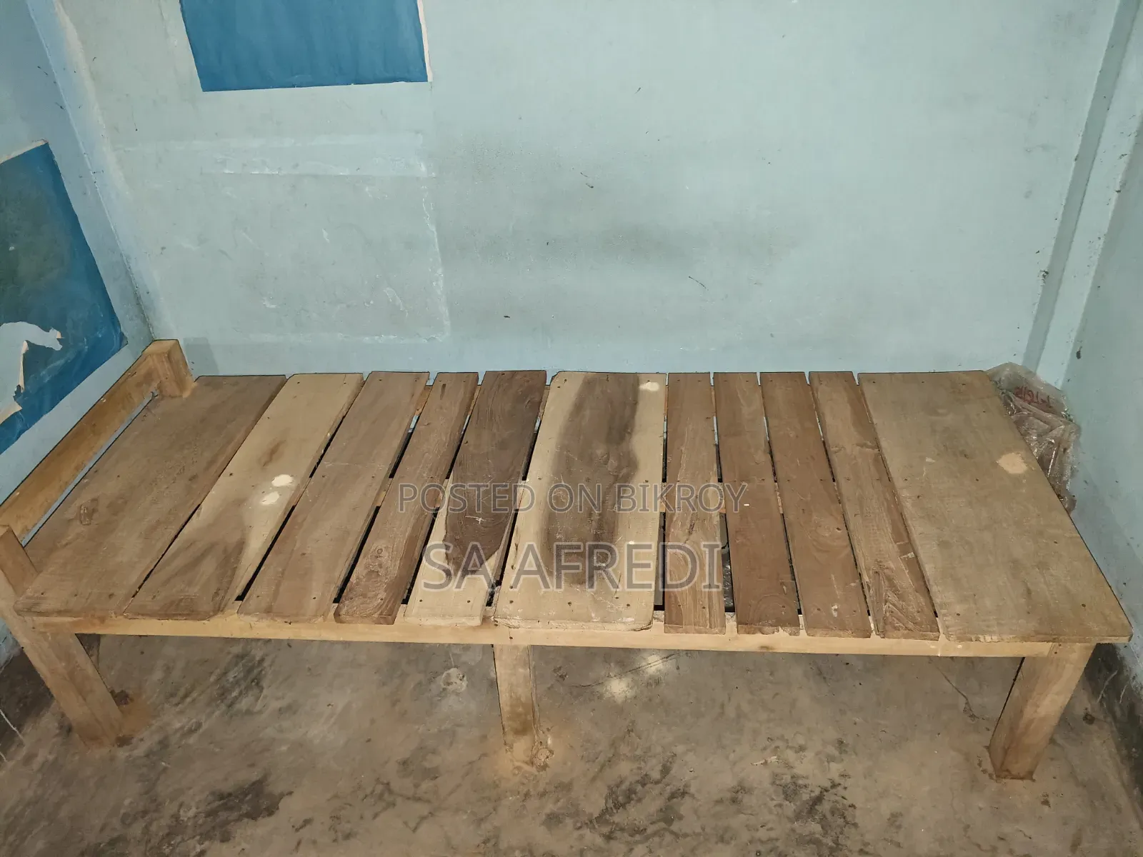 ৪টি সিঙ্গেল বেড এবং ৫টি টেবিল বিক্রি হবে
