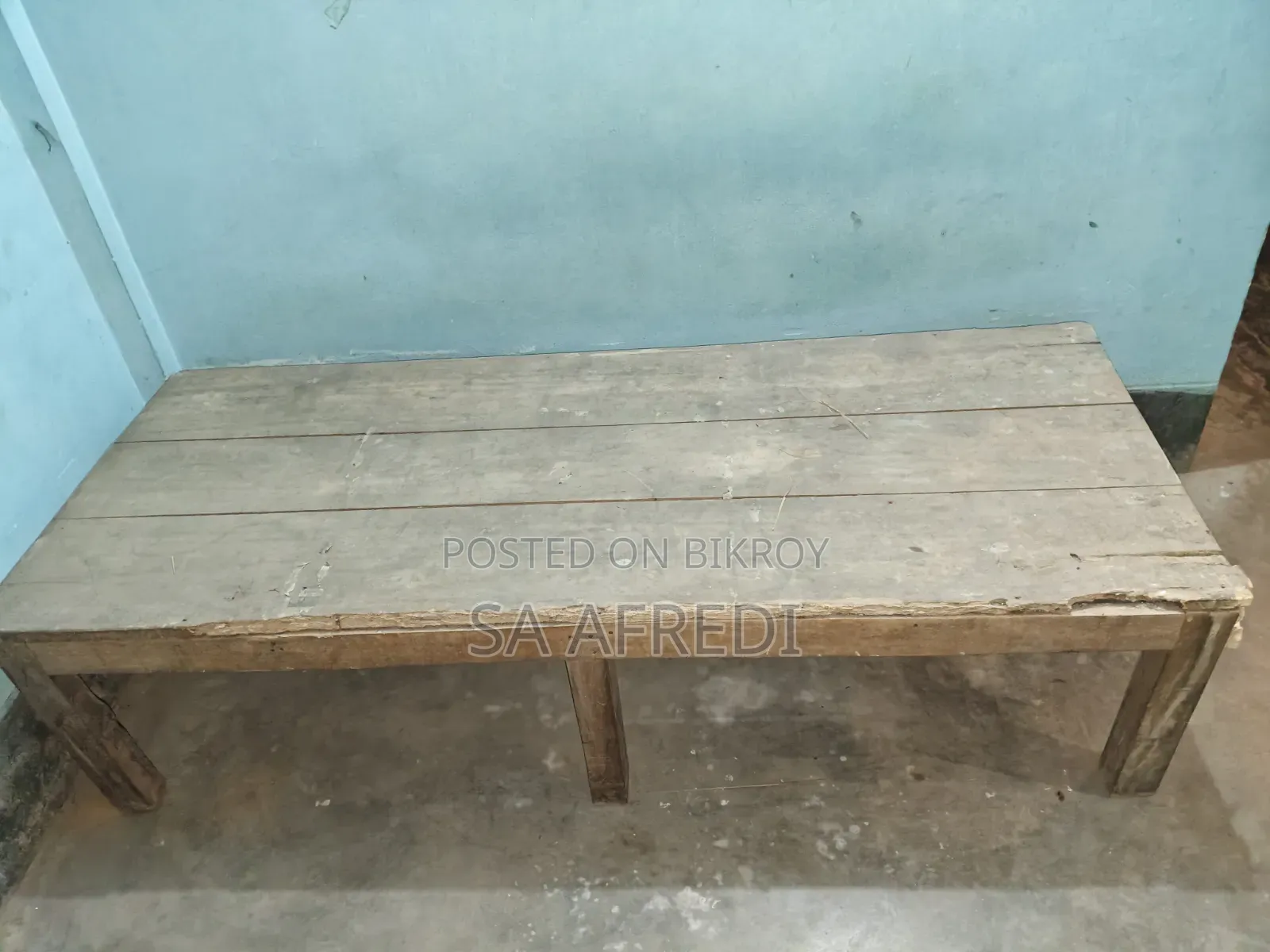 ৪টি সিঙ্গেল বেড এবং ৫টি টেবিল বিক্রি হবে