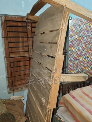 ৪টি সিঙ্গেল বেড এবং ৫টি টেবিল বিক্রি হবে