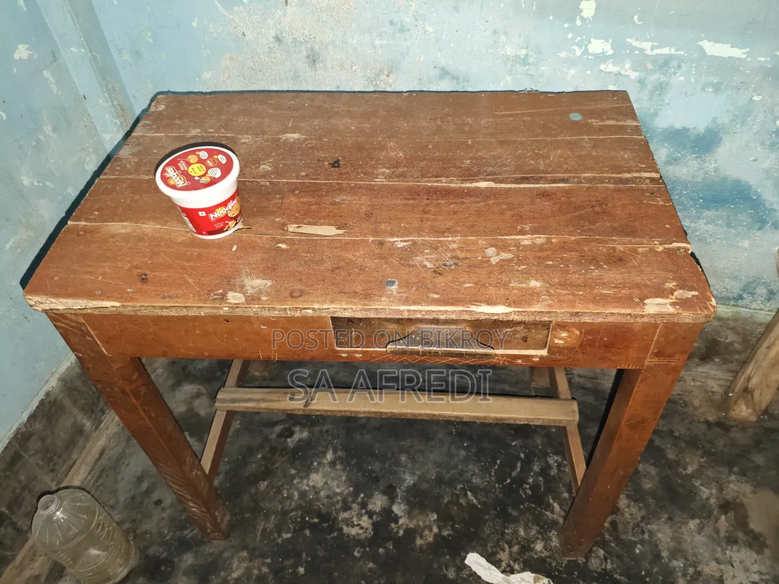 ৪টি সিঙ্গেল বেড এবং ৫টি টেবিল বিক্রি হবে